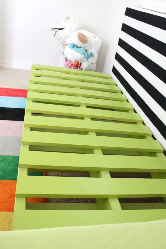 Pallet bed for kids